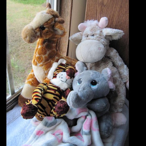 3 Stuffed Jungle Animals Elephant with Blanket Giraffe Tiger Baby Blankie Zoo - Picture 12 of 13